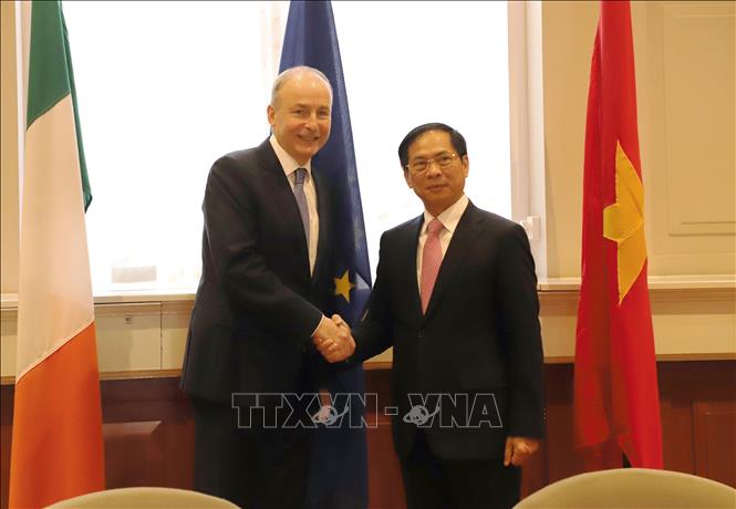 Ireland’s Deputy Prime Minister, Minister for Foreign Affairs and Minister for Defense of Ireland Micheál Martin welcomes Vietnamese Minister of Foreign Affairs Bui Thanh Son. VNA Photo: Phong Hà