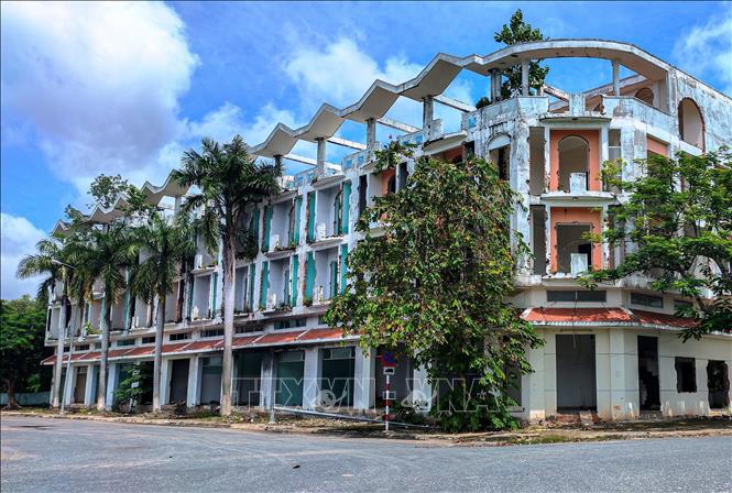 Những shophouse từng rất sầm uất của khu thương mại quốc tế Mộc Bài, giờ đây xuống cấp, hoang tàn. Ảnh: Thanh Tân - TTXVN