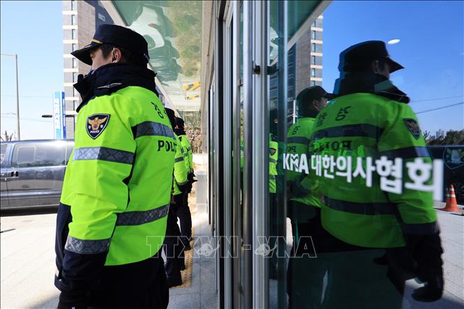 Cảnh sát phong tỏa bên ngoài trong quá trình khám xét tòa nhà Hiệp hội Y khoa Hàn Quốc ở Seoul, ngày 1/3/2024. Ảnh: AFP/TTXVN
