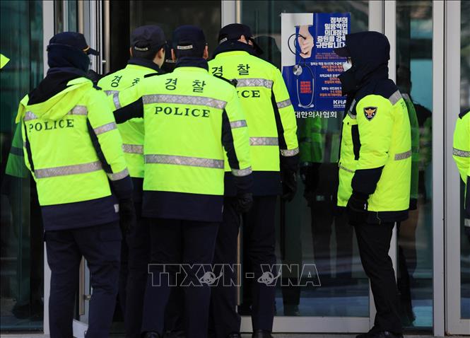 Cảnh sát phong tỏa bên ngoài trong quá trình khám xét tòa nhà Hiệp hội Y khoa Hàn Quốc ở Seoul, ngày 1/3/2024. Ảnh: AFP/TTXVN