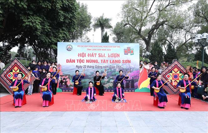 Hát then “Câu then chào Xuân” do Câu lạc bộ Dân ca Điếp sli then xã Thụy Hùng, huyện Cao Lộc biểu diễn tại ngày hội. Ảnh: Anh Tuấn – TTXVN 