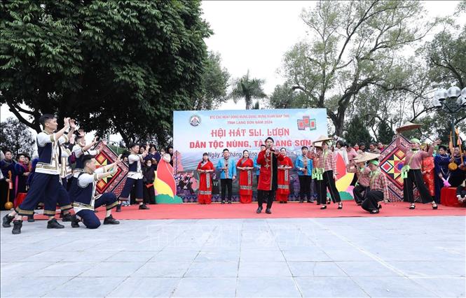 Hát múa “Đôi bạn trẻ và câu sli quê hương” do Trung tâm Văn hóa nghệ thuật tỉnh Lạng Sơn biểu diễn tại ngày hội. Ảnh: Anh Tuấn – TTXVN