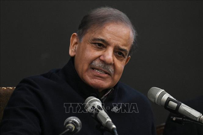 (Tư liệu) Ông Shehbaz Sharif phát biểu tại cuộc họp báo ở Lahore, Pakistan, ngày 13/2/2024. Ảnh: AFP/TTXVN