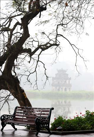 Với những người yêu Hà Nội, mỗi góc Hồ Gươm đều ghi dấu một kỷ niệm của thời gian. Ảnh: Nhật Anh - TTXVN