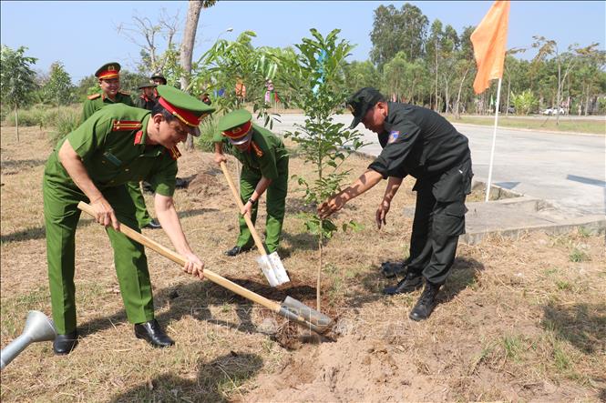 Cán bộ, chiến sĩ Trung đoàn Cảnh sát Cơ động Đông Nam Tp. Hồ Chí Minh (Bộ tư lệnh Cảnh sát cơ động) tham gia trồng cây hưởng ứng 