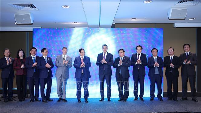 Thủ tướng Phạm Minh Chính và các đại biểu tham dự Lễ kỷ niệm 30 năm mở đường bay Việt Nam – Australia của Vietnam Airlines. Ảnh: Dương Giang-TTXVN
