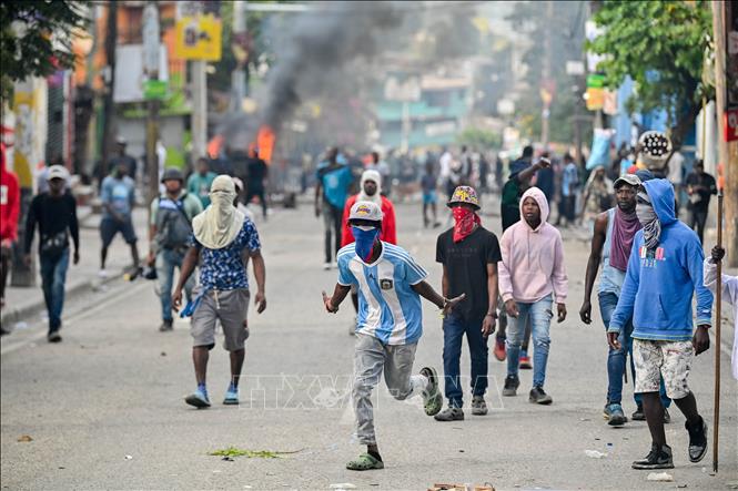 Người biểu tình phản đối Thủ tướng Haiti Ariel Henry gây bạo loạn tại Port-au-Prince, ngày 7/2/2024. Ảnh: AFP/TTXVN