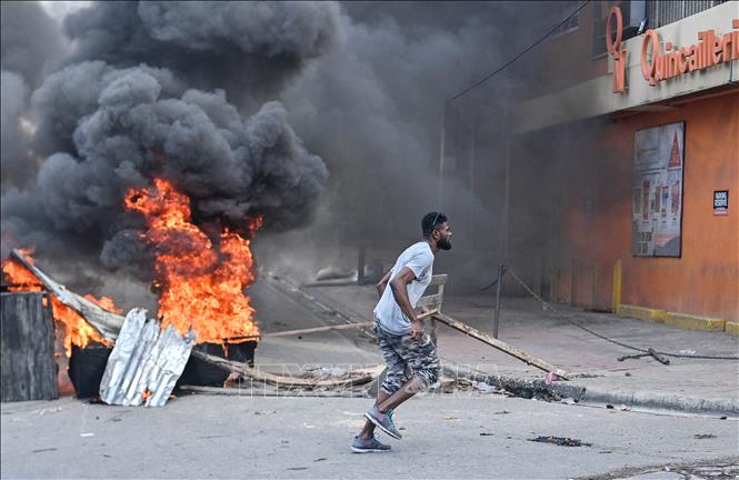Người biểu tình phản đối Thủ tướng Haiti Ariel Henry gây bạo loạn tại Port-au-Prince, ngày 7/2/2024. Ảnh: AFP/TTXVN