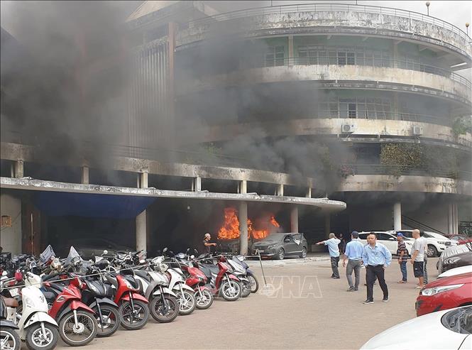 Trong ảnh: Hiện trường vụ cháy bãi giữ xe trên đường Lê Hồng Phong, Phường 12, Quận 10 làm hai ô tô bị thiêu rụi, 2 xe máy bị ảnh hưởng và một người bị bỏng. Ảnh: TTXVN phát
