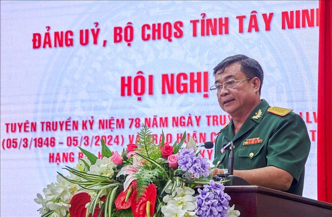 Đại tá Đỗ Thành Việt, Phó Chính uỷ Bộ Chỉ huy Quân sự tỉnh Tây Ninh ôn lại truyền thống 78 năm xây dựng, chiến đấu và trưởng thành của lực lượng vũ trang Tây Ninh. Ảnh: Giang Phương – TTXVN