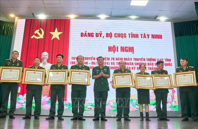 Trao Huân chương Quân kỳ Quyết thắng cho 26 cá nhân. Ảnh: Giang Phương - TTXVN