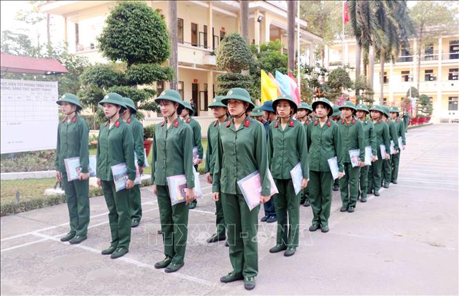 Chuẩn bị lên lớp cho buổi học chính trị đầu tiên. Ảnh: Xuân Khu-TTXVN