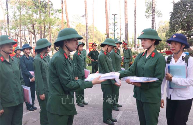 Tiếp nhận tài liệu, sách bút trước giờ học chính trị buổi đầu tiên. Ảnh: Xuân Khu-TTXVN
