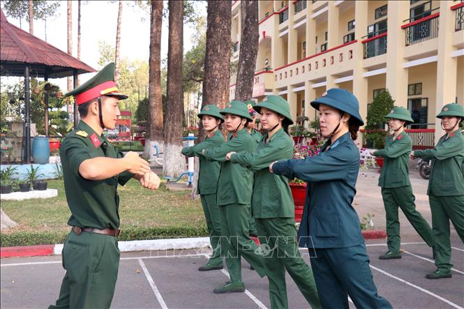 Chăm chú theo dõi động tác thị phạm của chỉ huy. Ảnh: Xuân Khu-TTXVN