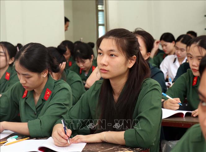 Không chỉ rèn luyện thể chất trên thao trường, công tác giáo dục chính trị trong thời gian huấn luyện cũng rất được quan tâm. Ảnh: Xuân Khu-TTXVN