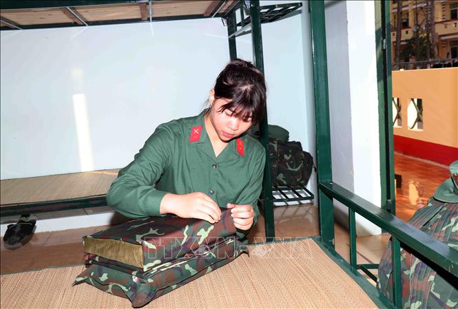 Tân binh Nguyễn Huỳnh Phương Thùy, tuyển thủ quốc gia đội bóng chuyền nữ Việt Nam tham dự giải VTV Cup 2023 nắn nót thực hiện công tác nội vụ. Ảnh: Xuân Khu-TTXVN