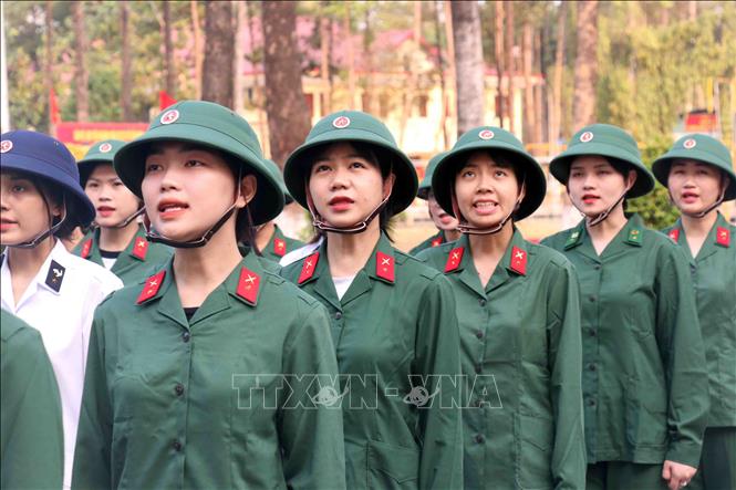 Trang nghiêm hát quốc ca trong buổi chào cờ đầu tuần đầu tiên trong màu áo quân nhân. Ảnh: Xuân Khu-TTXVN