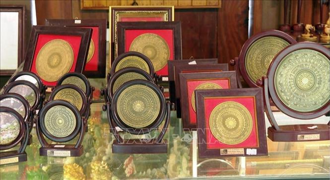 Nhiều sản phẩm quà tặng, quà lưu niệm mang bản sắc địa phương được bày bán tại Khu du lịch sinh thái Tràng An, tỉnh Ninh Bình. Ảnh: Thùy Dung - TTXVN