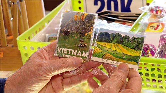 Nhiều sản phẩm quà tặng, quà lưu niệm mang bản sắc địa phương được bày bán tại Khu du lịch sinh thái Tràng An, tỉnh Ninh Bình. Ảnh: Thùy Dung - TTXVN