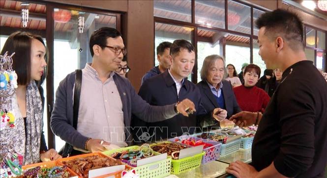 Nhiều sản phẩm quà tặng, quà lưu niệm mang bản sắc địa phương được bày bán tại Khu du lịch sinh thái Tràng An, tỉnh Ninh Bình. Ảnh: Thùy Dung - TTXVN