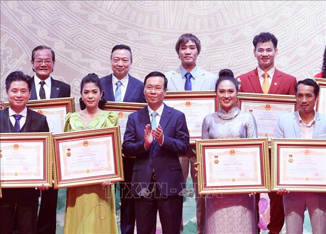 Chủ tịch nước Võ Văn Thưởng trao tặng danh hiệu “Nghệ sĩ nhân dân” cho các nghệ sĩ. Ảnh: Thống Nhất – TTXVN
