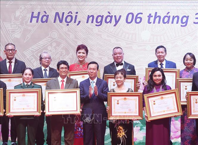 Chủ tịch nước Võ Văn Thưởng trao tặng danh hiệu “Nghệ sĩ nhân dân” cho các nghệ sĩ. Ảnh: Thống Nhất – TTXVN
