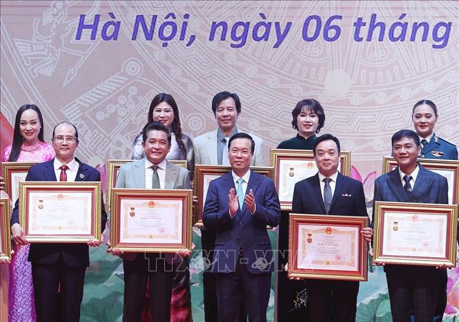 Chủ tịch nước Võ Văn Thưởng trao tặng danh hiệu “Nghệ sĩ nhân dân” cho các nghệ sĩ. Ảnh: Thống Nhất – TTXVN
