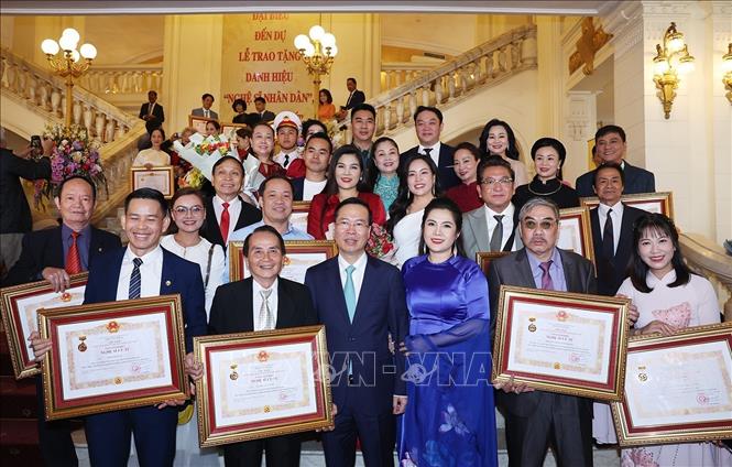 Chủ tịch nước Võ Văn Thưởng chụp ảnh chung với các nghệ sĩ. Ảnh: Thống Nhất – TTXVN
