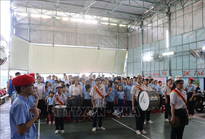  Trong giờ chào cờ được các học sinh khuyết tật hát và thể hiện bằng ngôn ngữ ký hiệu bài Quốc ca. Ảnh: Phan Sáu - TTXVN