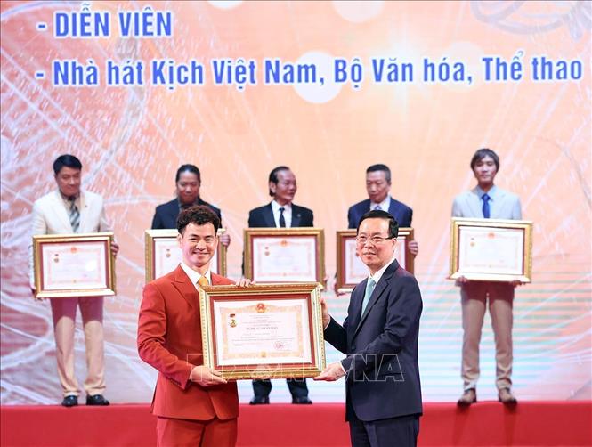 Chủ tịch nước Võ Văn Thưởng trao tặng danh hiệu vinh dự Nhà nước “Nghệ sĩ nhân dân” cho nghệ sỹ Xuân Bắc. Ảnh: Thống Nhất – TTXVN
