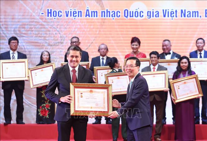 Chủ tịch nước Võ Văn Thưởng trao tặng danh hiệu vinh dự Nhà nước “Nghệ sĩ nhân dân” cho nghệ sỹ Bùi Công Duy. Ảnh: Thống Nhất – TTXVN
