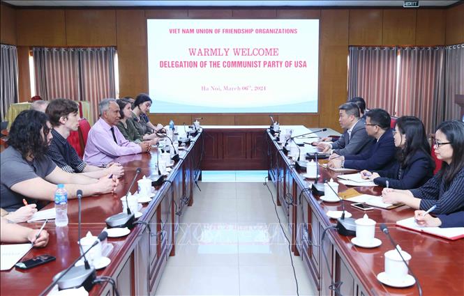 The Vietnam Union of Friendship Organisations hosts a meeting with a delegation from the Communist Party of the US led by Arturo Cambron, member of the National Committee, in Hanoi on March 6. VNA Photo: An Đăng