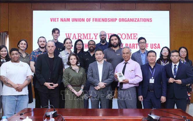 The Vietnam Union of Friendship Organisations hosts a meeting with a delegation from the Communist Party of the US led by Arturo Cambron, member of the National Committee, in Hanoi on March 6. VNA Photo: An Đăng