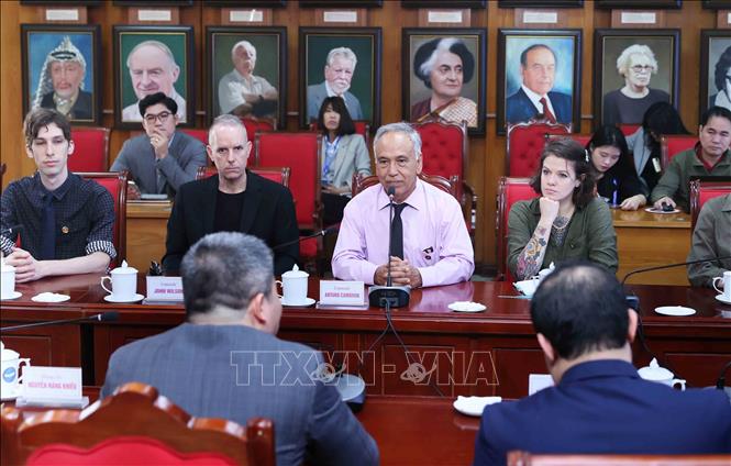 Arturo Cambron, member of the National Committee of the Communist Party of the US speaks at the meeting. VNA Photo: An Đăng