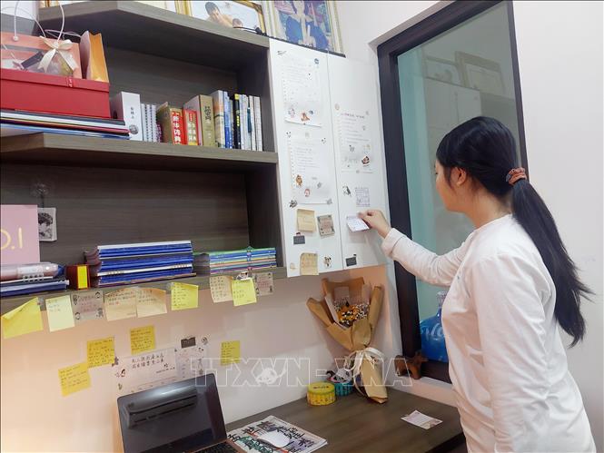 Hà Linh trong thời gian tự học tiếng Trung ở nhà. Ảnh: Thanh Vân-TTXVN