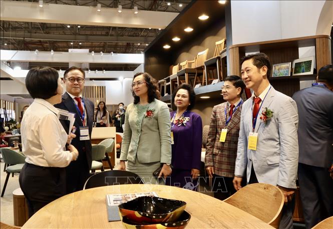 Delegates visit pavilions at HawaExpo 2024. VNA Photo: Xuân Anh
