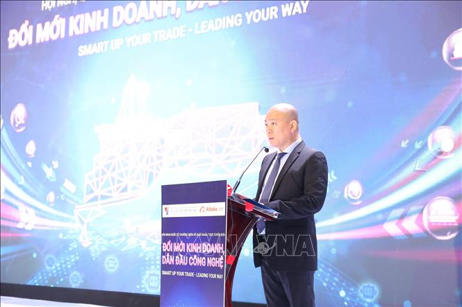 Vietrade Director Vu  Ba Phu addresses the event. VNA Photo: Uyên Hương