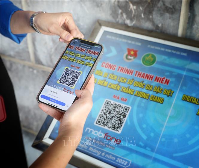 Trong ảnh: Quét mã QR tìm hiểu về di tích lịch sử quốc gia đặc biệt Địa điểm Chiến thắng Xương Giang. Ảnh: Danh Lam -TTXVN