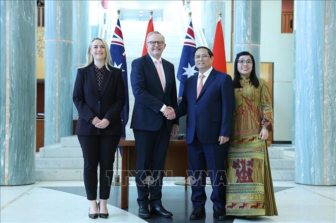 Australian Prime Minister Anthony Albanese and his fiancée on March 7 in Canberra welcome Prime Minister Pham Minh Chinh and his spouse, who are on an official visit to Australia. VNA Photo: Dương Giang