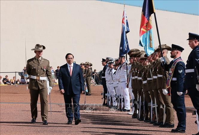 Prime Minister Pham Minh Chinh reviews the guards of honour at the welcome ceremony in Canberra on March 7. VNA Photo: Dương Giang