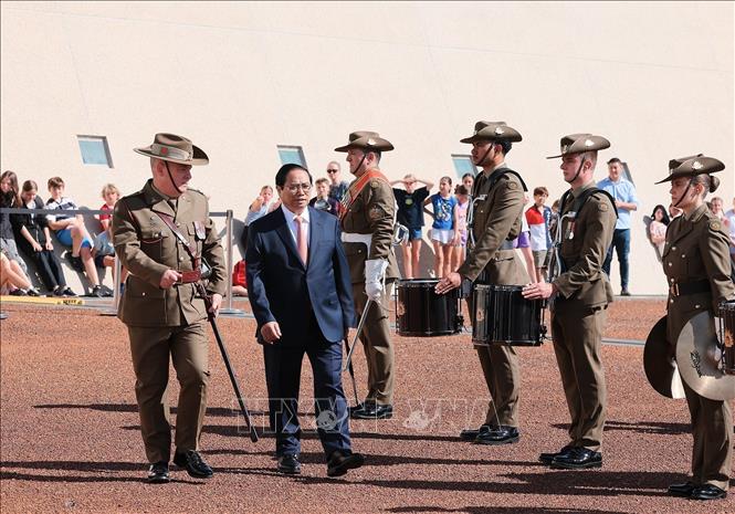 Prime Minister Pham Minh Chinh reviews the guards of honour at the welcome ceremony in Canberra on March 7. VNA Photo: Dương Giang