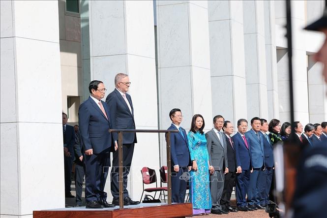 Australian Prime Minister Anthony Albanese on March 7 in Canberra hosts a welcome ceremony for Prime Minister Pham Minh Chinh, who is on an official visit to Australia. VNA Photo: Dương Giang