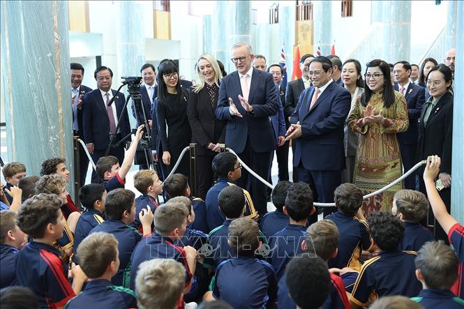 Australian Prime Minister Anthony Albanese on March 7 in Canberra hosts a welcome ceremony for Prime Minister Pham Minh Chinh, who is on an official visit to Australia. VNA Photo: Dương Giang