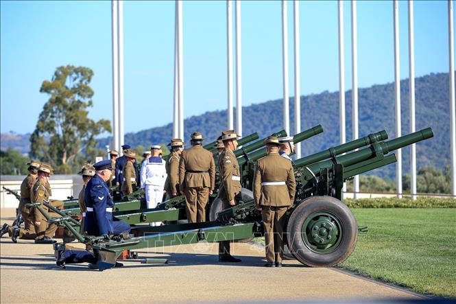 Cannons are fired at the welcome ceremony for Prime Minister Pham Minh Chinh in Canberra on March 7 morning. VNA Photo: Dương Giang