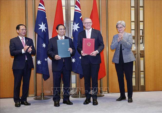 Prime Minister Pham Minh Chinh and his Australian counterpart Anthony Albanese exchange the joint statement on the elevation of the Vietnam - Australia relations to a “Comprehensive Strategic Partnership” at their talks in Canberra on March 7. VNA Photo: Dương Giang