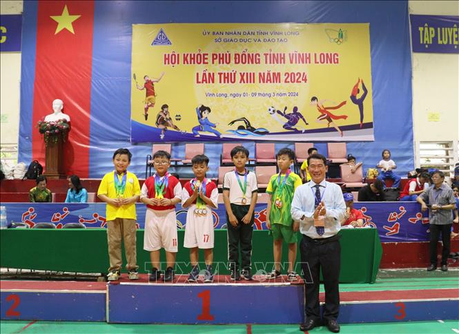 Ban tổ chức trao huy chương cho các vận động viên đạt thành tích trong giai đoạn 1 của Hội khoẻ Phù Đổng tỉnh Vĩnh Long lần thứ XIII. Ảnh: Lê Thúy Hằng – TTXVN
