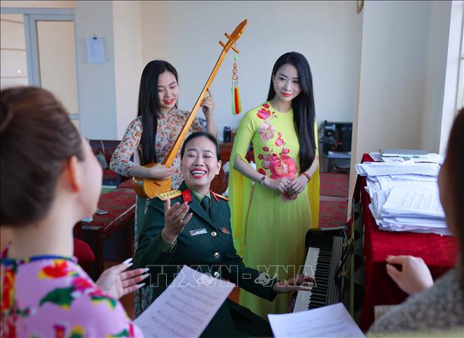 Sự chân thành, cởi mở, gần gũi của nữ Đoàn trưởng đã kết nối những tính cách, cá tính của nghệ sĩ, diễn viên trong Đoàn, hướng đến mục tiêu cao nhất là vừa hoàn thành nhiệm vụ chính trị vừa bứt phá trong nghệ thuật bằng những chương trình, tiết mục có chất lượng, giàu bản sắc. Ảnh: Thanh Tùng - TTXVN