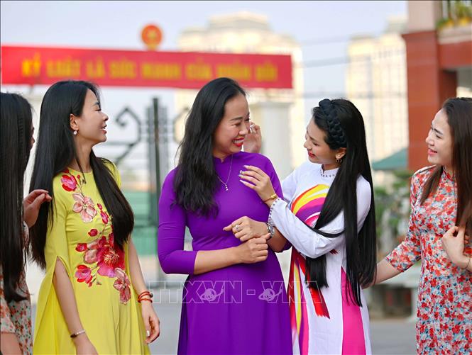 Đại tá, NSND Dương Thị Kim Ngân, Đoàn trưởng Đoàn Văn công Quân khu 1, cùng các nghệ sĩ duyên dáng trong tà áo dài chào mừng ngày quốc tế phụ nữ 8/3. Ảnh: Thanh Tùng - TTXVN 