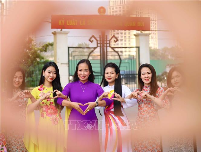 Đại tá, NSND Dương Thị Kim Ngân, Đoàn trưởng Đoàn Văn công Quân khu 1, cùng các nghệ sĩ duyên dáng trong tà áo dài chào mừng ngày quốc tế phụ nữ 8/3. Ảnh: Thanh Tùng - TTXVN 