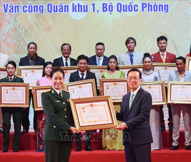 Với những cống hiến, niềm đam mê sáng tạo dẫn dắt Đoàn Văn công Quân khu 1 ngày một bứt phá, chinh phục những đỉnh cao mới trong nghệ thuật, Kim Ngân xứng đáng với danh hiệu NSND vừa được Chủ tịch nước Võ Văn Thưởng trao tặng. Ảnh: Thanh Tùng - TTXVN